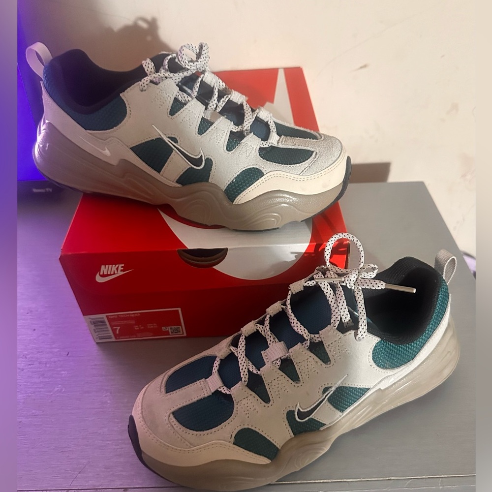 Nike sneakers never worn Size 7 kids/men